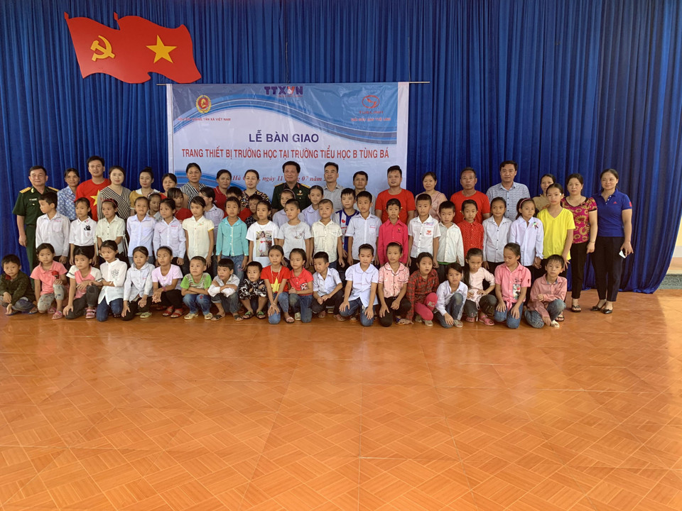 Hội Cựu chiến binh TTXVN bàn giao trang thiết bị trường học cho Trường Tiểu học B Tùng Bá, Hà Giang