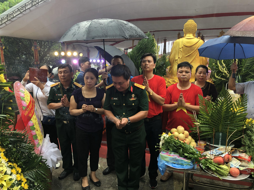 Hội Cựu chiến binh TTXVN thắp hương tưởng niệm các anh hùng liệt sỹ tại Nghĩa trang Quốc gia Vị Xuyên, Hà Giang