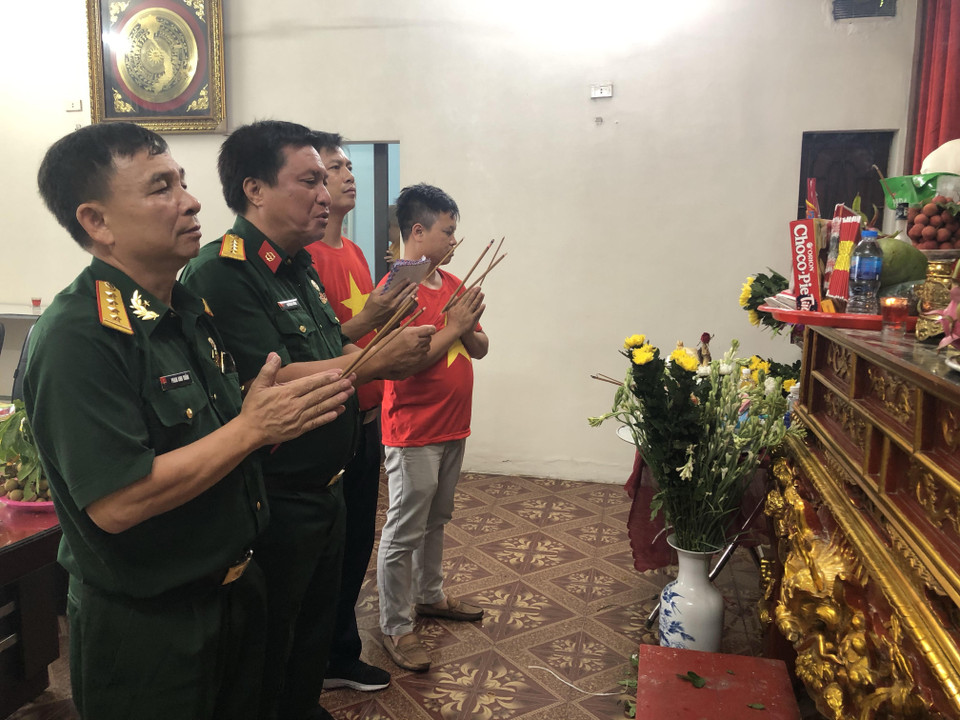 Đoàn cựu chiến binh do ông Nguyễn Đỗ Cường (thứ hai từ trái sang), Ủy viên Ban Chấp hành Trung ương Hội Cựu chiến binh Việt Nam, Chủ tịch Hội Cựu chiến binh TTXVN dẫn đầu