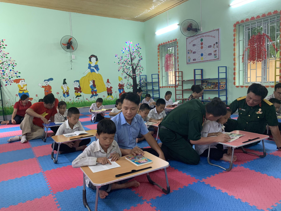 30 bộ bàn ghế học sinh, bàn giáo viên, bảng kẻ ô ly, giá sách thư viện và bàn đọc sách sẽ giúp các em có điều kiện học tập tốt hơn