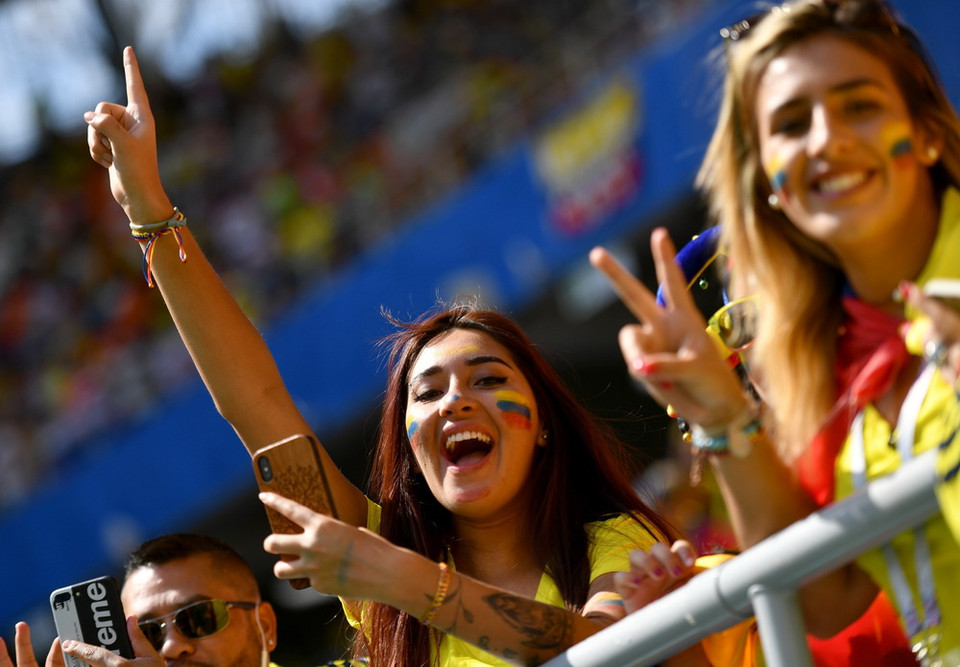 Cổ động viên nữ của đội tuyển Colombia cổ vũ cho đội nhà trong trận đấu với Nhật Bản. (Ảnh: THX/TTXVN)