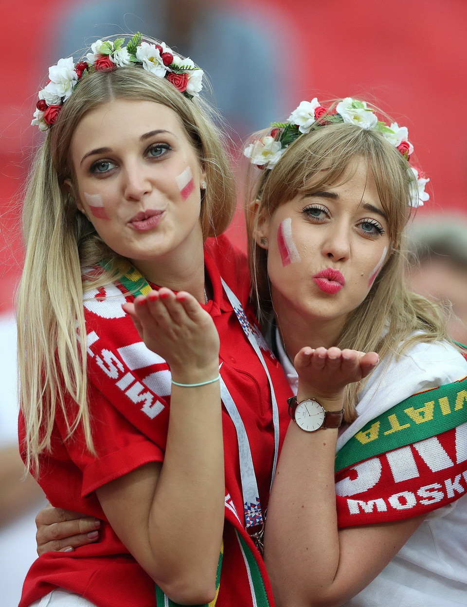 Các nữ cổ động viên xinh đẹp của Ba Lan cổ vũ cho đội nhà trong trận đấu gặp tuyển Senegal. (Ảnh: THX/TTXVN)