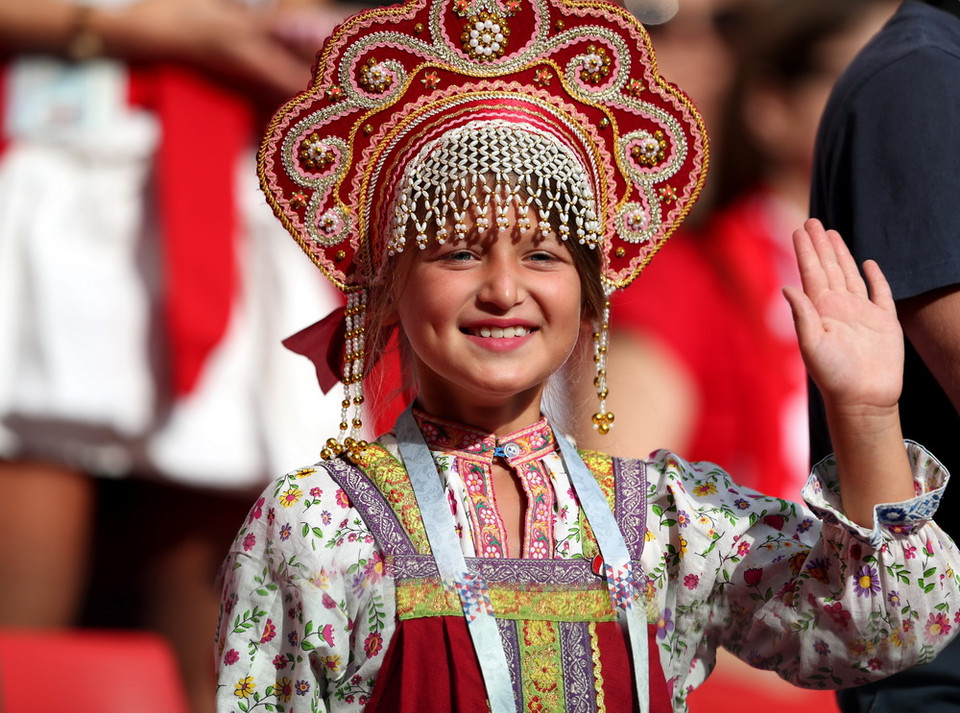 Nữ cổ động viên nhí của Ba Lan cổ vũ cho đội nhà trong trận đấu gặp tuyển Senegal. (Ảnh: THX/TTXVN)