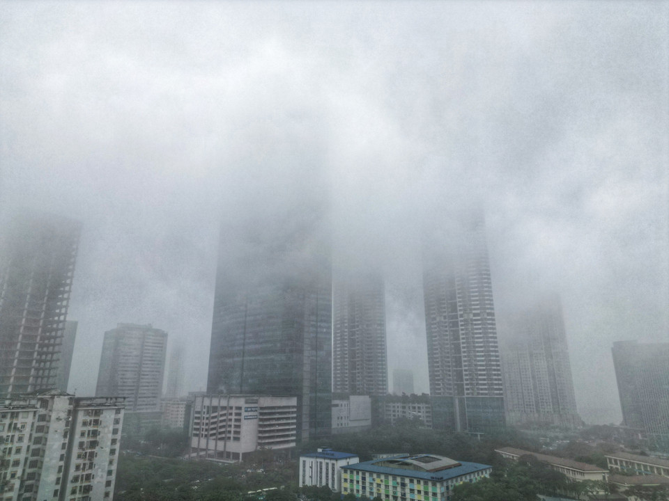 Tòa nhà Landmark 72 đường Phạm Hùng mờ ảo trong làn mây mù. (Ảnh: Tuấn Anh/TTXVN)