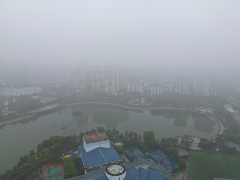 Khu đô thị Trung Hòa-Nhân Chính chìm trong làn mưa bụi. (Ảnh: Tuấn Anh/TTXVN)