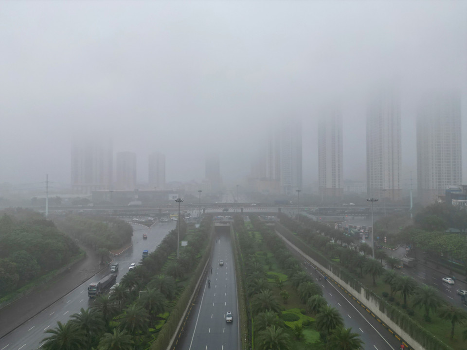 Thành phố Hà Nội mờ ảo, nhìn khác lạ trong tiết trời mưa xuân. (Ảnh: Tuấn Anh/TTXVN)