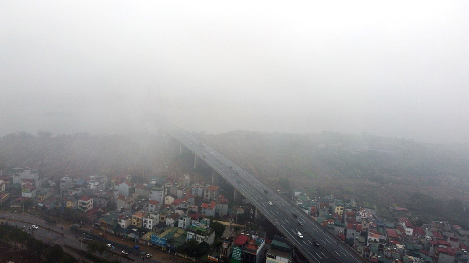 Cầu Nhật Tân ẩn mình trong làn mưa bụi. (Ảnh: Huy Hùng/TTXVN)