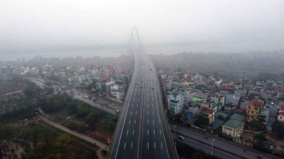 Cầu Nhật Tân mờ ảo trong làn mưa bụi. (Ảnh: Huy Hùng/TTXVN)