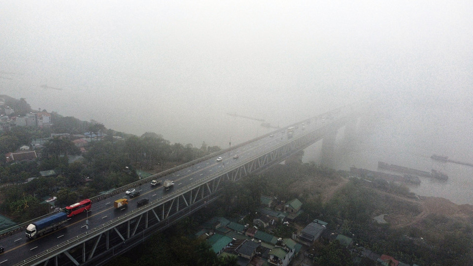 Cầu Thăng Long chìm trong mưa bụi sáng 8/2. (Ảnh: Huy Hùng/TTXVN)