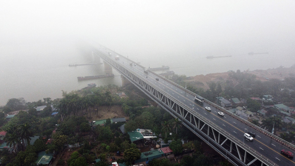 Cầu Thăng Long mờ dần hướng đi sân bay quốc tế Nội Bài. (Ảnh: Huy Hùng/TTXVN)