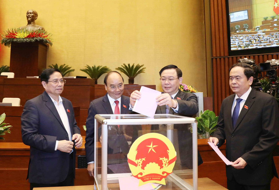 Chủ tịch Quốc hội Vương Đình Huệ và các đồng chí lãnh đạo Đảng, Nhà nước bỏ phiếu miễn nhiệm Phó Chủ tịch nước, một số ủy viên Ủy ban Thường vụ Quốc hội, Chủ nhiệm một số Ủy ban của Quốc hội, Tổng Thư ký Quốc hội, Tổng Kiểm toán nhà nước. (Ảnh: Phương Hoa/TTXVN)