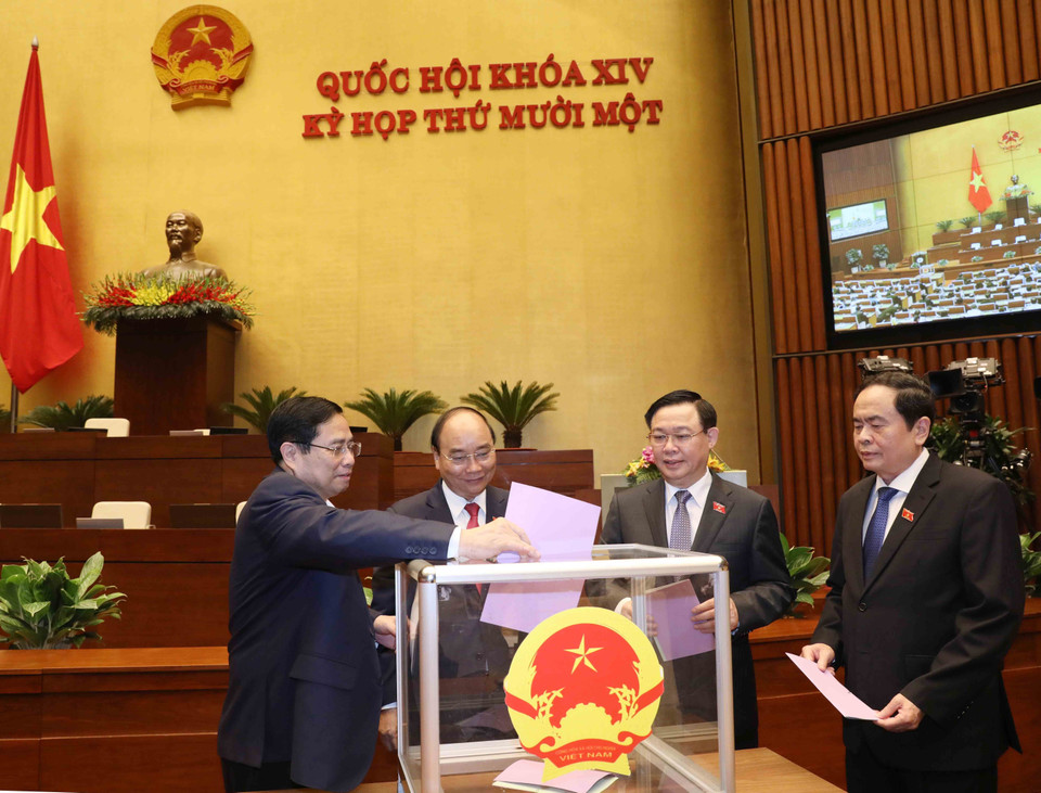 Thủ tướng Phạm Minh Chính và các đồng chí lãnh đạo Đảng, Nhà nước bỏ phiếu miễn nhiệm Phó Chủ tịch nước, một số ủy viên Ủy ban Thường vụ Quốc hội, Chủ nhiệm một số Ủy ban của Quốc hội, Tổng Thư ký Quốc hội, Tổng Kiểm toán nhà nước. (Ảnh: Phương Hoa/TTXVN)