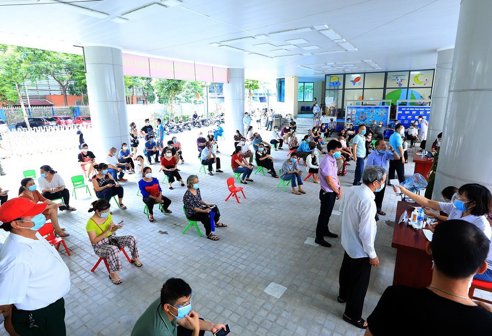 Khu vực người đến đăng ký tiêm vaccine đảm bảo giãn cách an toàn phòng, chống COVID-19. (Ảnh: Tuấn Anh/TTXVN)