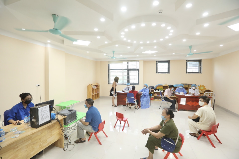 Phòng khám sàng lọc trước tiêm tại điểm tiêm chủng vaccine phòng COVID-19 cho người thuộc nhóm đối tượng cẩn trọng ở quận Cầu Giấy. (Ảnh: Minh Quyết/TTXVN)