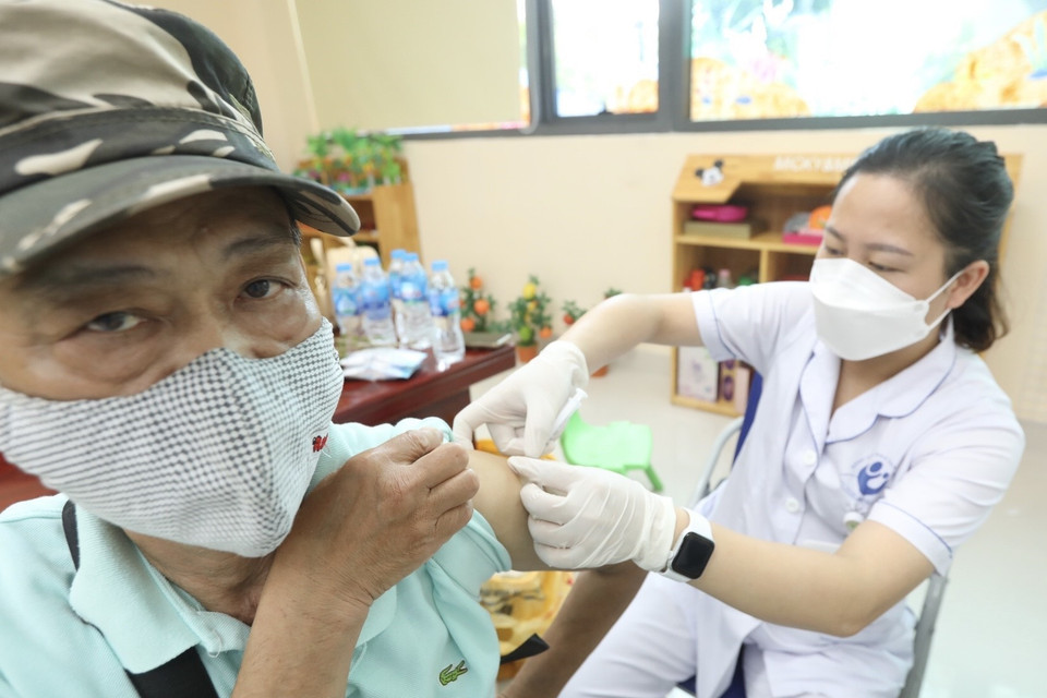 Tiêm vaccine phòng COVID-19 cho nhóm đối tượng ưu tiên ở quận Cầu Giấy. (Ảnh: Minh Quyết/TTXVN)