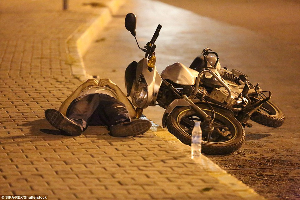 Một xác chết trên đường phố.