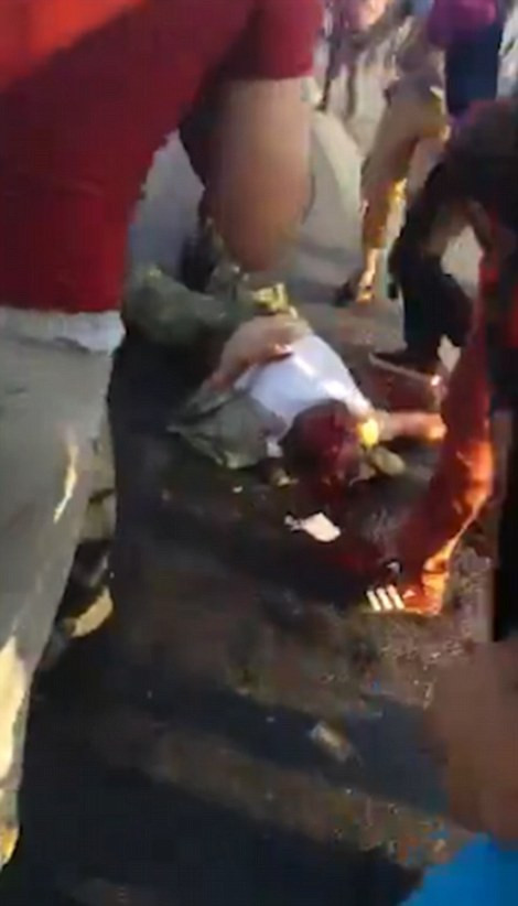 Có những báo cáo chưa được xác nhận về việc một binh sỹ bị người dân chặt đầu trên cầu sau khi một video trực tuyến cho thấy một đám đông đang tấn công vào một người đàn ông nằm trên đường. Tuy nhiên, trong video này người đàn ông vẫn còn sống và không bị chặt đầu, dù cho sau đó không ai biết được điều gì sẽ xảy ra khi cảnh quay kết thúc. (Nguồn: DailyMail)