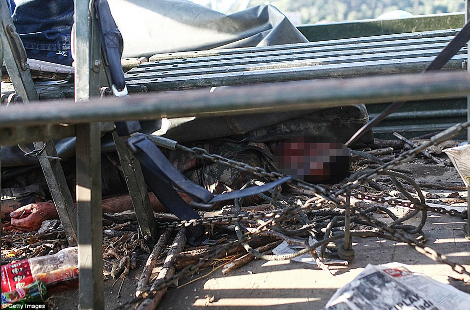 Một thi thể bên dưới đống đổ nát sau khi cuộc đảo chính thất bại. (Nguồn: DailyMail)