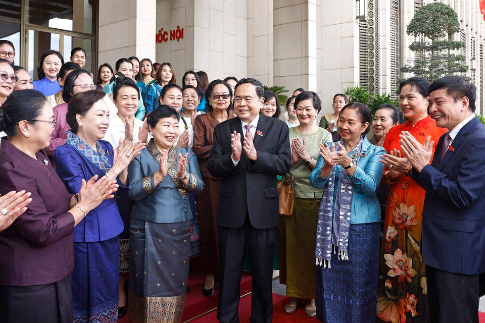 Chủ tịch Quốc hội Trần Thanh Mẫn với đại biểu Hội Phụ nữ và nữ doanh nhân Campuchia và Lào. (Ảnh: Doãn Tấn/ TTXVN)