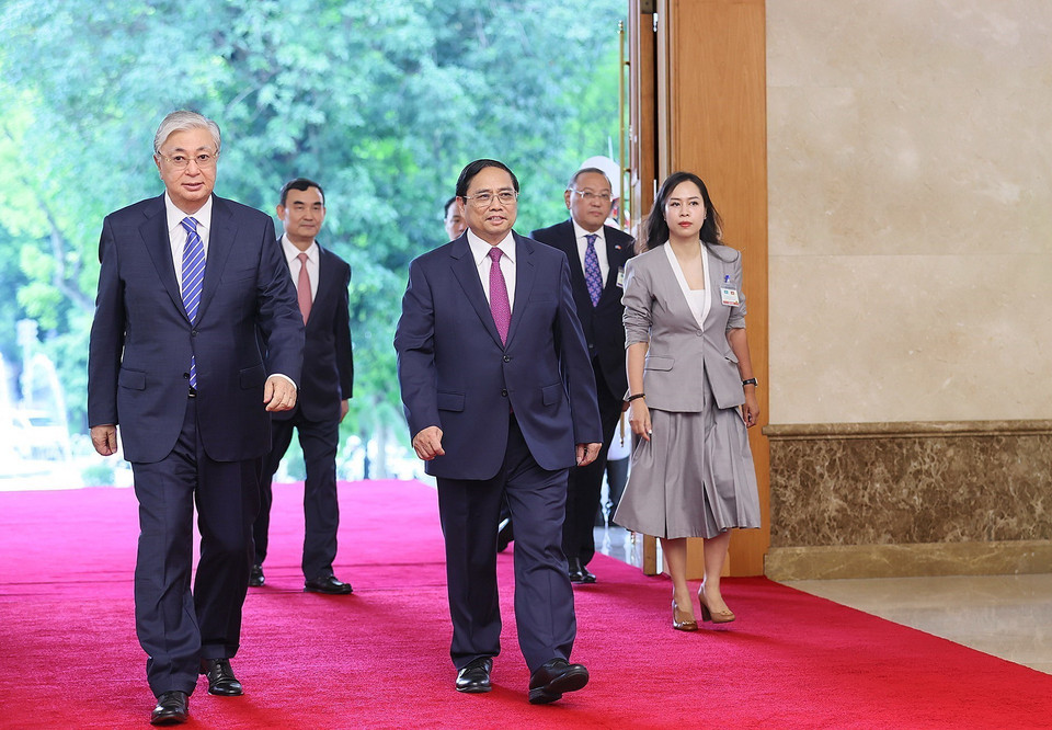Thủ tướng Phạm Minh Chính đón Tổng thống Kazakhstan Kassym-Jomart Tokayev. (Ảnh: Dương Giang/TTXVN)
