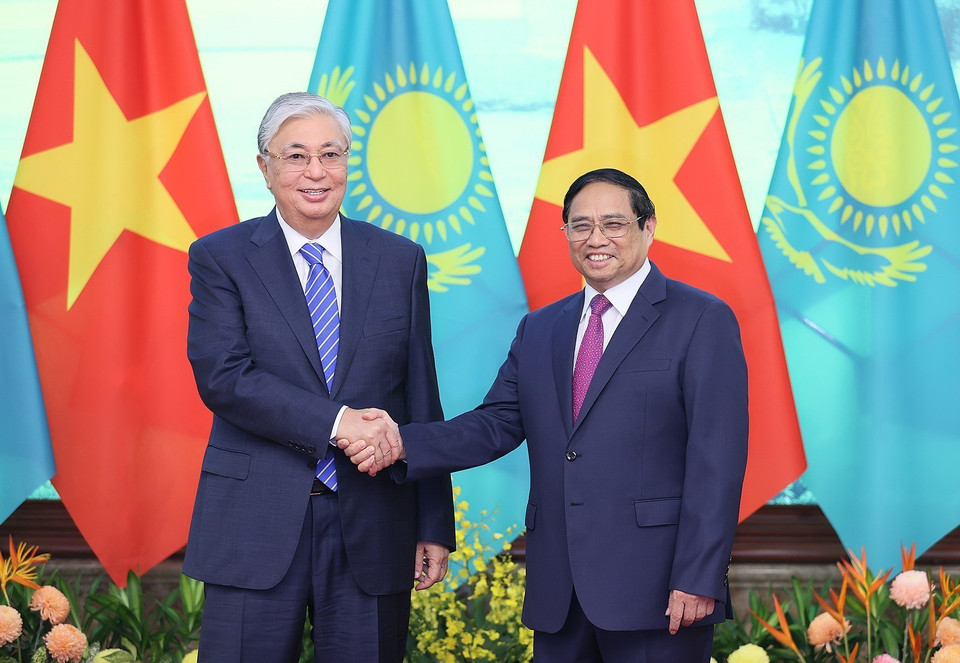 Thủ tướng Phạm Minh Chính hội kiến Tổng thống Kazakhstan Kassym-Jomart Tokayev. (Ảnh: Dương Giang/TTXVN)