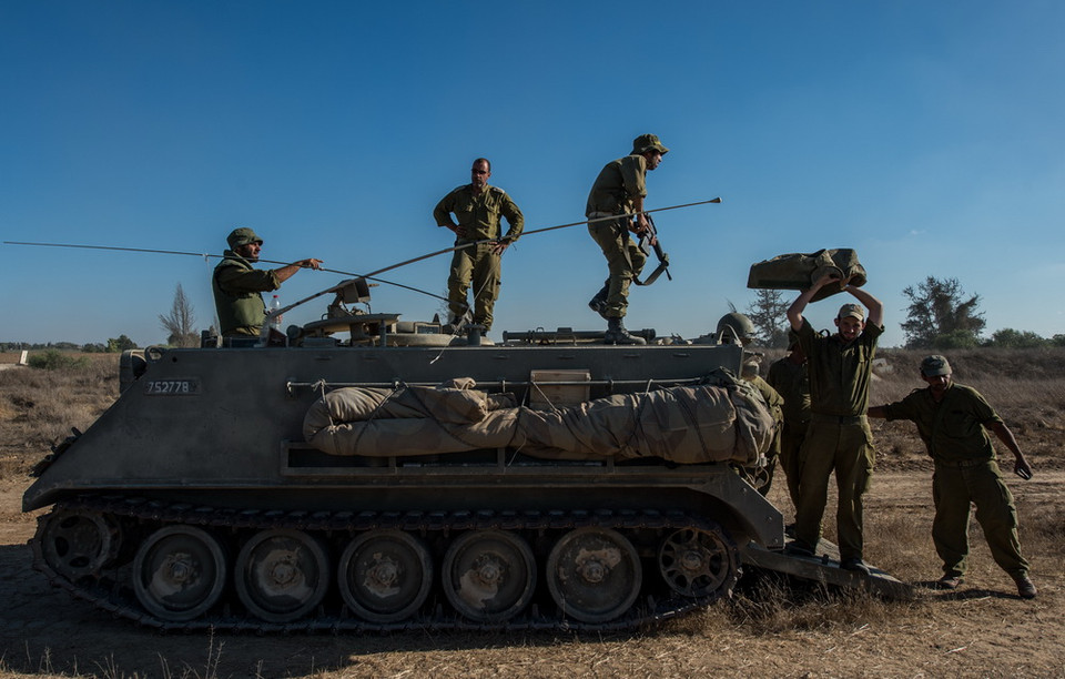 Xe tăng của Israel tại khu vực gần biên giới với Dải Gaza ngày 17/7, ngày thứ 10 của chiến dịch bảo vệ biên giới. (Nguồn: THX/TTXVN)