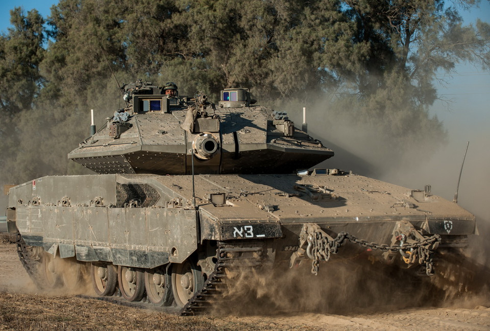 Xe tăng của Israel tại khu vực gần biên giới với Dải Gaza ngày 17/7, ngày thứ 10 của chiến dịch bảo vệ biên giới. (Nguồn: THX/TTXVN)