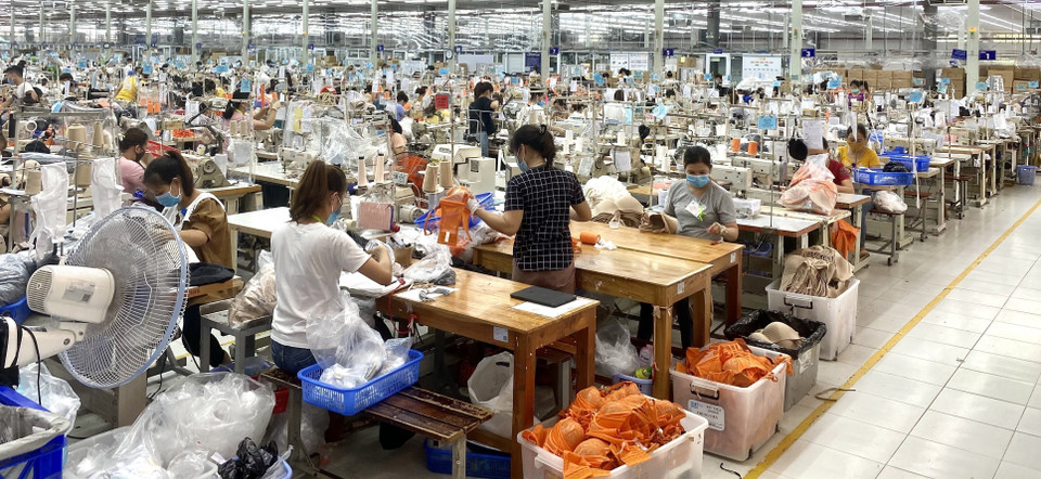 Công ty Scavi Huế (vốn đầu tư của Pháp tại Thừa Thiên-Huế) hoạt động trong lĩnh vực trang phục thời trang cao cấp đang từng bước khôi phục lại hoạt động sản xuất. (Ảnh: TTXVN)