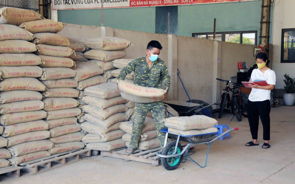 Công ty vật liệu xây dựng Quang Huy, huyện Sông Mã (Sơn La) hoạt động sản xuất trở lại sau khi được vay vốn theo Nghị quyết số 68/NQ-CP ngày 01/7/2021 của Chính phủ. (Ảnh: TTXVN)
