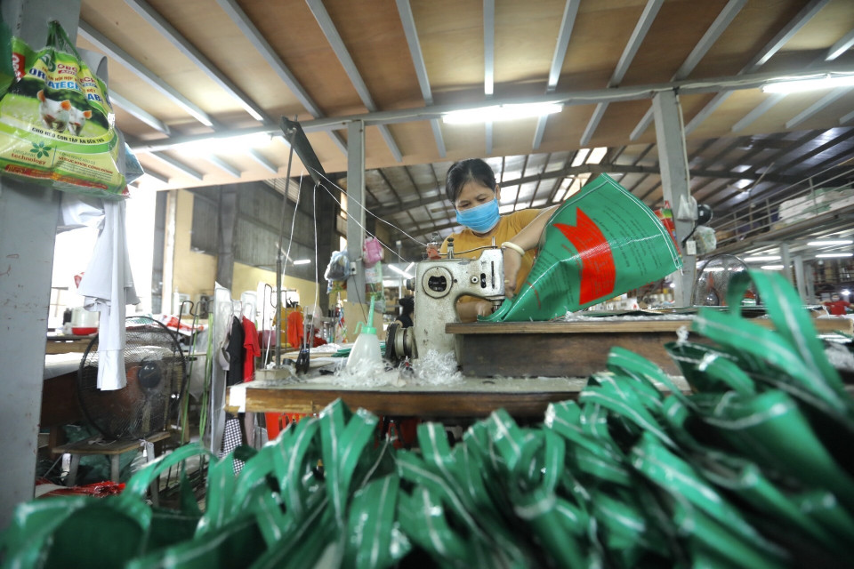 Dây chuyền sản xuất bao bì đựng thức ăn gia súc tại Công ty TNHH Tân Trang (Hà Nội). (Ảnh: TTXVN)