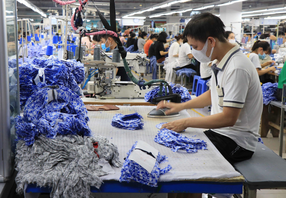 Sản xuất hàng may xuất khấu tại Công ty Cổ phần May Đáp Cầu, tỉnh Bắc Ninh. (Ảnh: TTXVN)