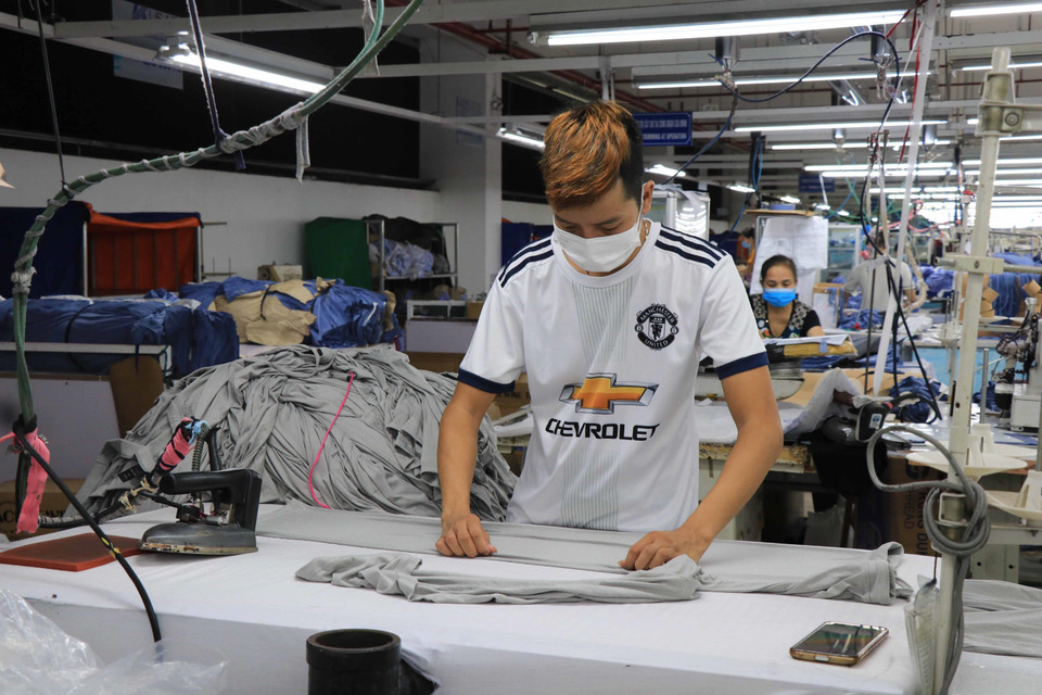 Người lao động tại Công ty Cổ phần May Đáp Cầu được hỗ trợ của Ngân hàng Chính sách xã hội tỉnh Bắc Ninh để khôi phục sản xuất. (Ảnh: TTXVN)