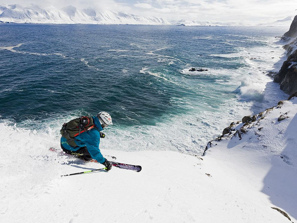 Vận động viên Martin Hesse trượt tuyết dọc theo vách đá trên bán đảo Troll của Iceland. (Nguồn: NatGeo)