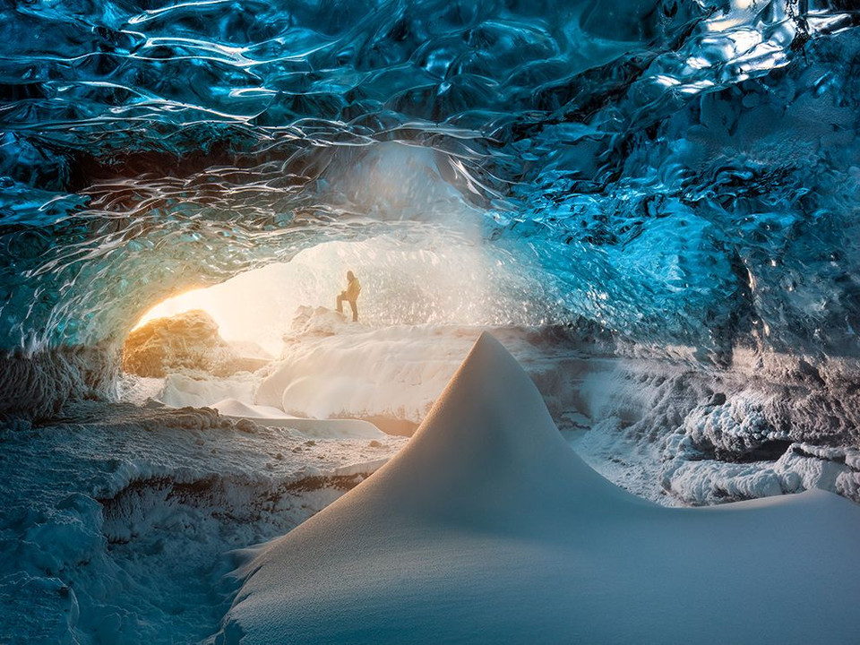 Nhiếp ảnh gia Edwin Martinez chụp bức ảnh người bạn của ông trước lối vào cửa hang băng kỳ vĩ ở Vatnajökull, Ice land. (Nguồn: NatGeo)