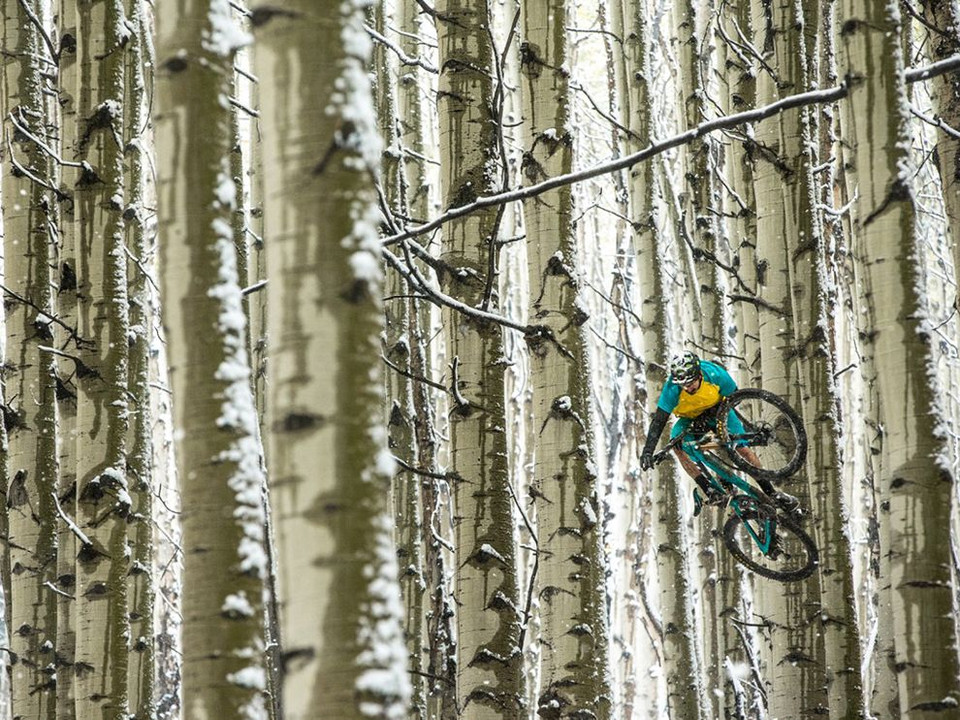 Vận động viên Shawn Neer đi xe đạp leo núi gần Crested Butte, Colorado. (Nguồn: NatGeo)