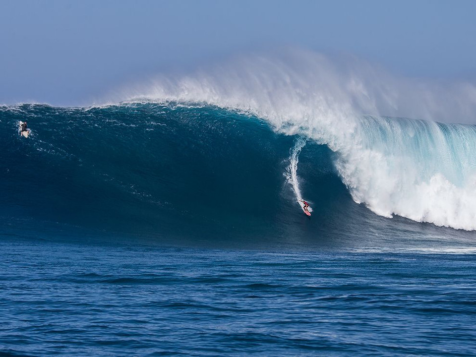 Vận động viên Aaron Gold lướt sóng trên những con sóng khổng lồ ở Maui, Hawaii. (Nguồn: NatGeo)