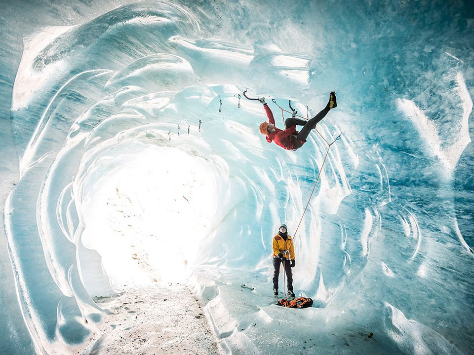 Nhà leo núi Pháp Mathis Dumas treo lộn người trong các hang động băng ở Chamonix, Pháp. (Nguồn: NatGeo)
