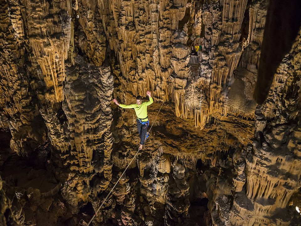 Vận động viên Matthieu Ruis đi thăng bằng trên dây ở Grotte des Demoiselles, Pháp. (Nguồn: NatGeo)