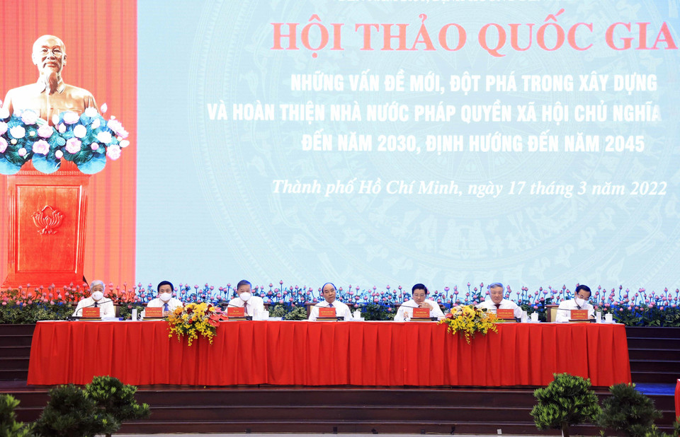 Chủ tịch nước Nguyễn Xuân Phúc cùng các lãnh đạo chủ trì hội thảo. (Ảnh: Thống Nhất/TTXVN)