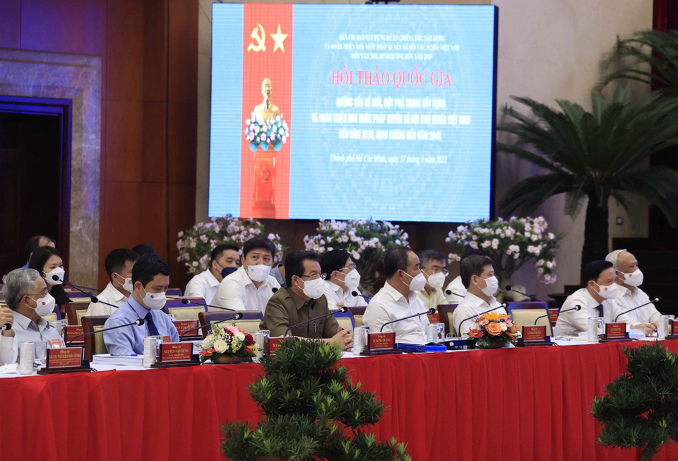 Các thành viên Ban Chỉ đạo xây dựng Đề án Chiến lược xây dựng và hoàn thiện Nhà nước pháp quyền xã hội chủ nghĩa Việt Nam đến năm 2030, định hướng đến năm 2045 và các nhà khoa học tham dự hội thảo. (Ảnh: Thống Nhất/TTXVN)