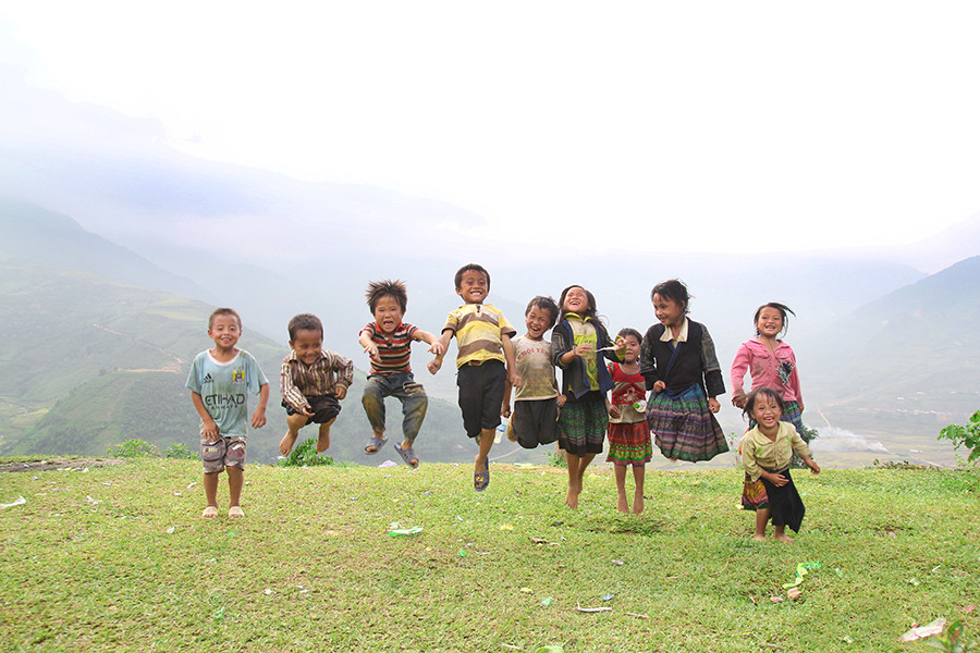 Thảm cỏ xanh êm ái hơn vỉa hè láng ximăng. (Ảnh: Minh Sơn/Vietnam+)