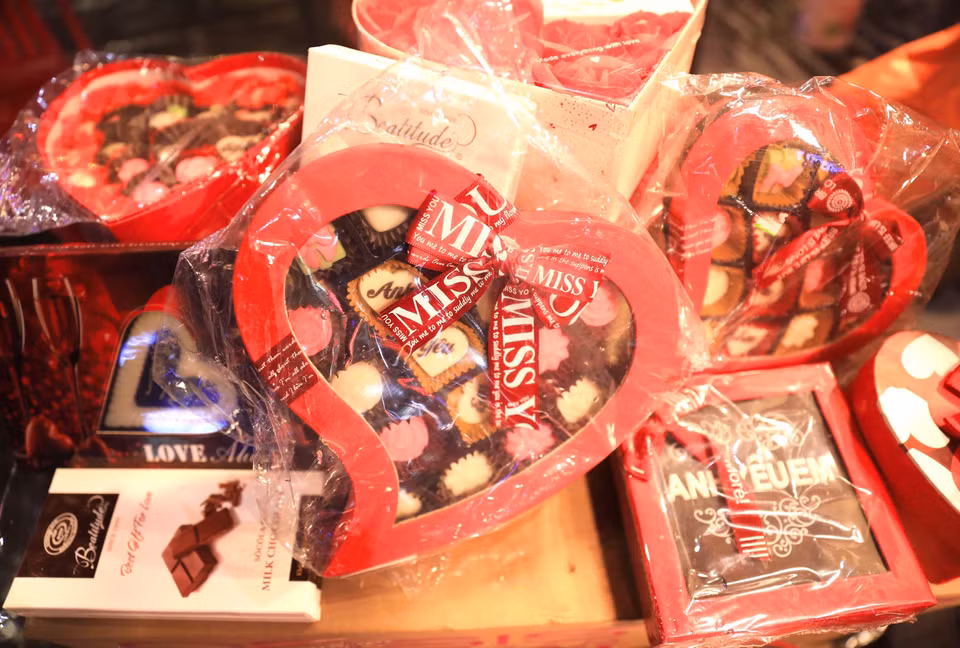 Chocolate cũng là mặt hàng được bày bán nhiều trong dịp lễ Tình nhân. (Ảnh: Hoàng Hiếu/TTXVN)