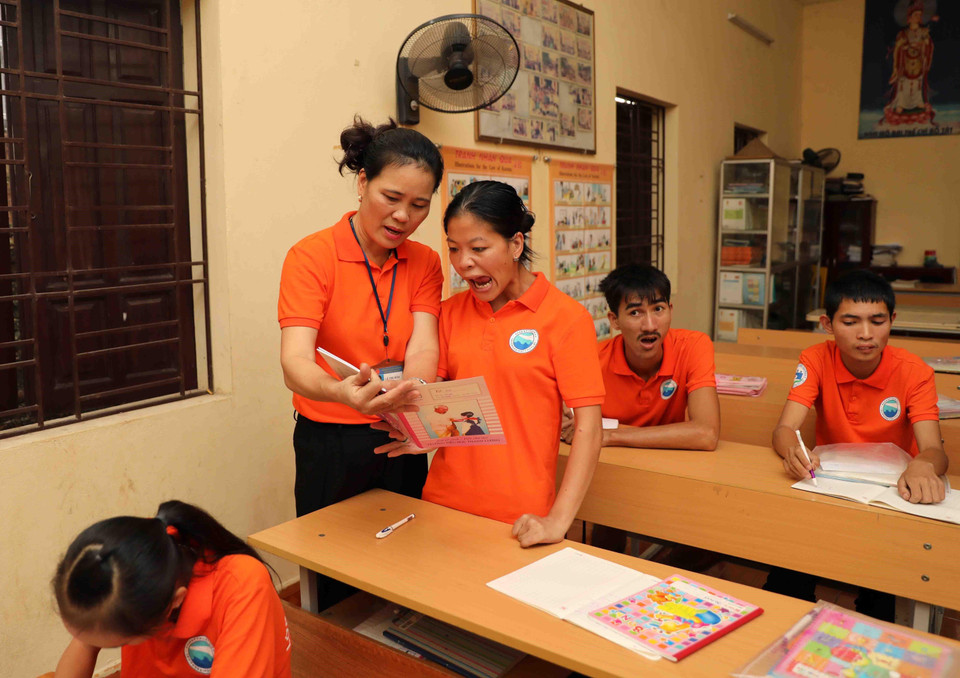 Cô Hòa giúp các em tự tin, cố gắng vượt qua chính bản thân mình. (Ảnh: Thanh Tùng/TTXVN)