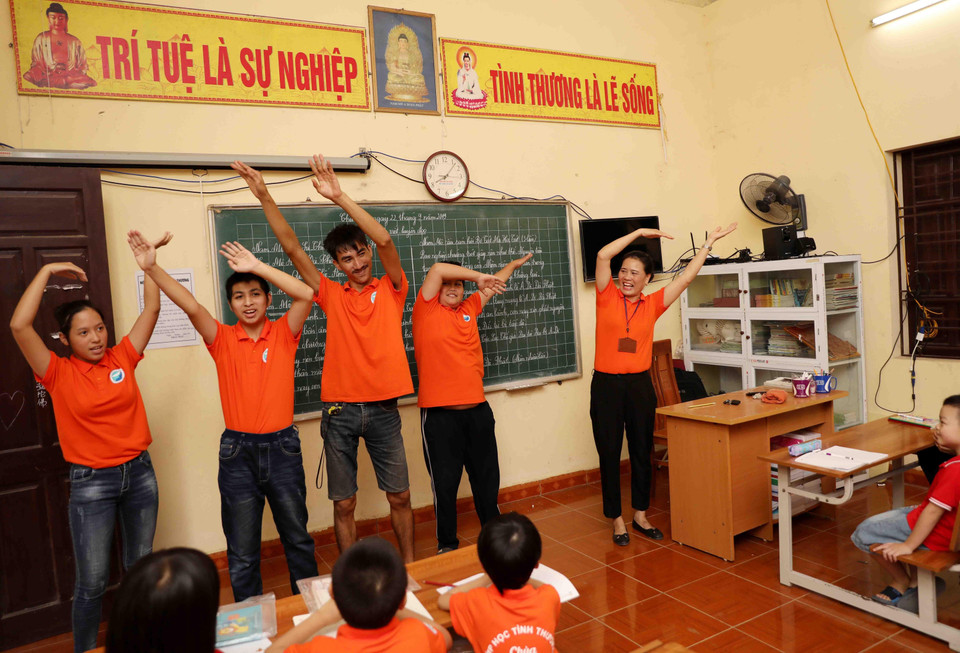 Không chỉ dạy các em học, cô còn dạy các em múa, hát để vừa tạo không khí vui tươi trong lớp học, vừa thay những bài tập trị liệu khắc phục hạn chế khuyết tật vận động cho các em. (Ảnh: Thanh Tùng/TTXVN)