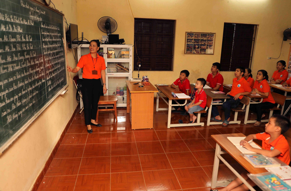 Hơn chục năm cô Hòa đồng hành cùng những học sinh khuyết tật. (Ảnh: Thanh Tùng/TTXVN)