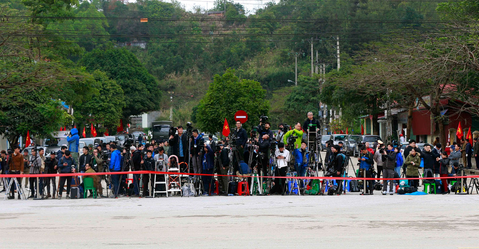  Phóng viên các cơ quan báo chí trong nước và quốc tế có mặt tại ga Đồng Đăng chiều 25/2. (Ảnh: Doãn Tấn/TTXVN)