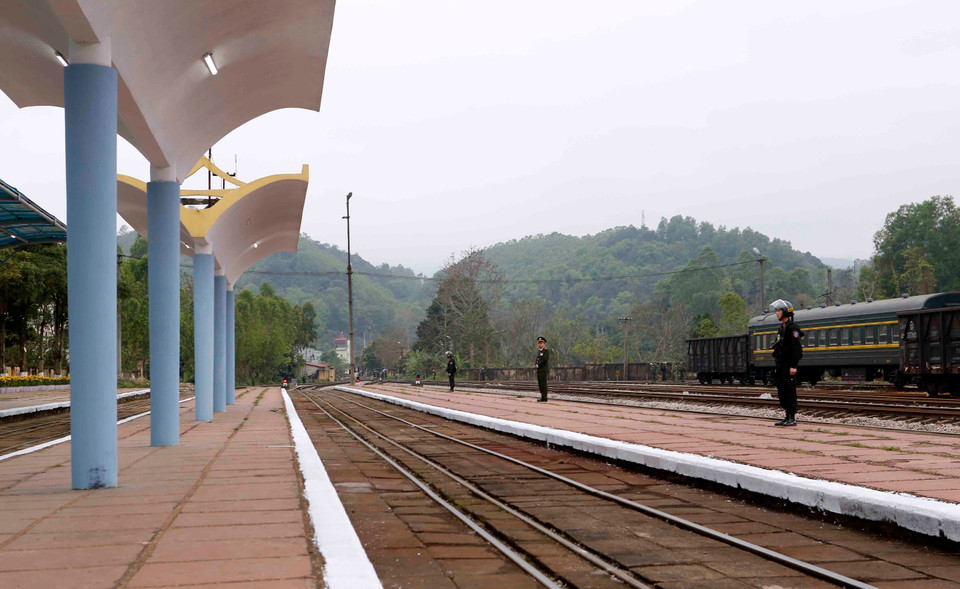 Các lực lượng đảm bảo an ninh bên trong ga Đồng Đăng (Lạng Sơn). (Ảnh: Doãn Tấn/TTXVN)