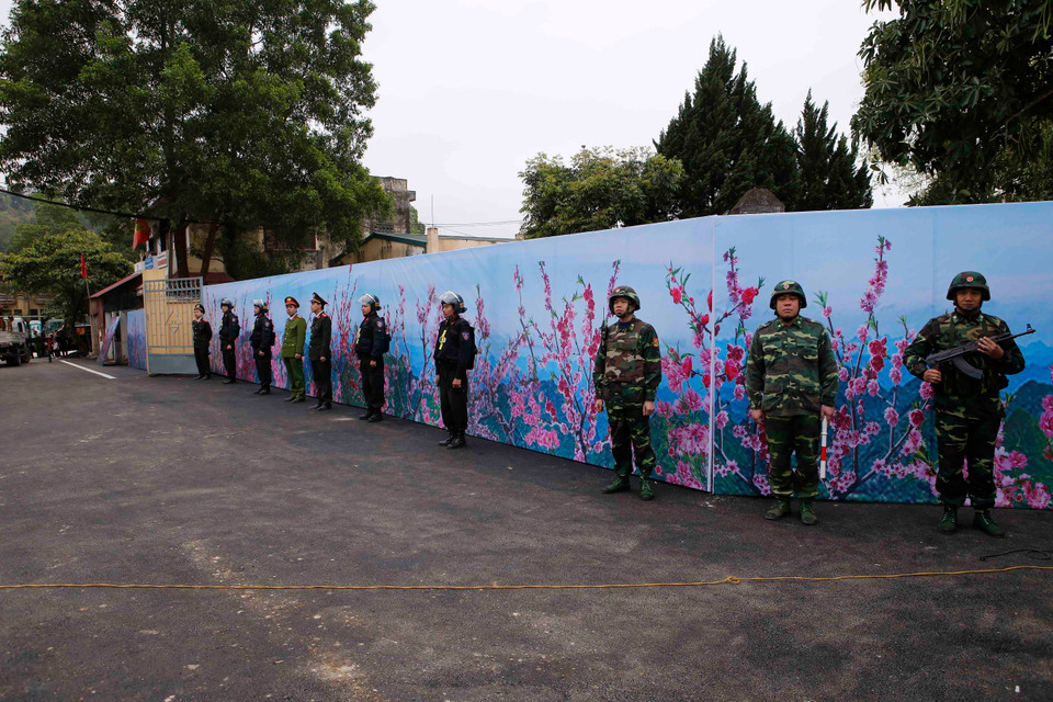 Các lực lượng đảm bảo an ninh bên trong ga Đồng Đăng (Lạng Sơn). (Ảnh: Doãn Tấn/TTXVN)