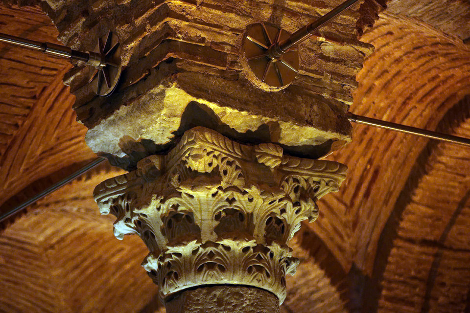 Cận cảnh một đầu cột được đục đẽo rất công phu. (Ảnh: Yên Thủy/Vietnam+)