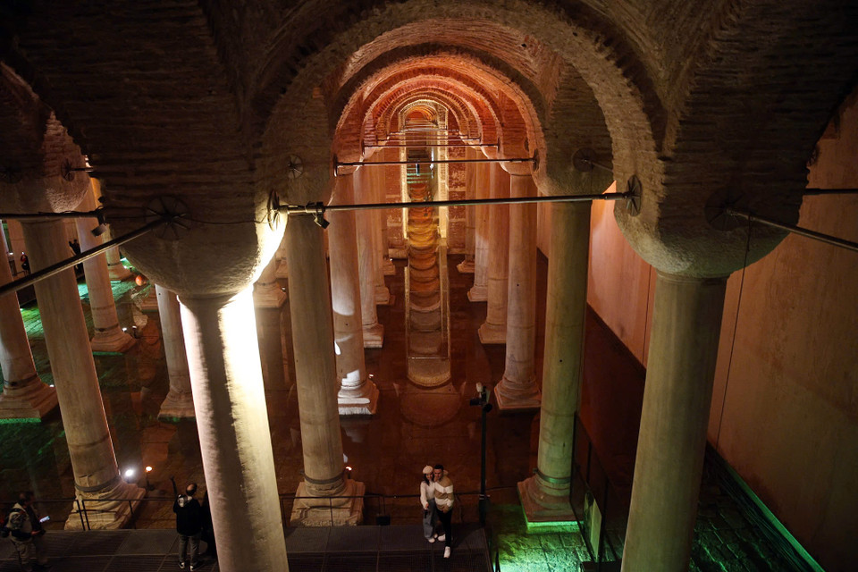 Từ năm 1987, Basilica Cistern đã tổ chức nhiều sự kiện khác nhau như một bảo tàng, là nơi duy nhất đã được khôi phục cho công chúng. Bể chứa nước có sức hấp dẫn đến mức nó cũng từng là bối cảnh cho các bộ phim bom tấn Hollywood, bao gồm một bộ phim từ loạt phim James Bond. (Ảnh: Yên Thủy/Vietnam+)